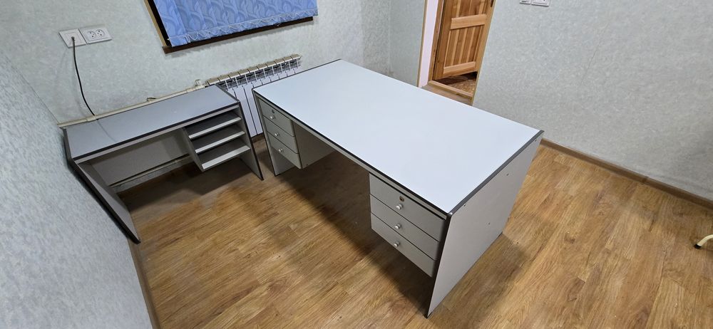 Продаётся стол офисный в комплекте с полкой