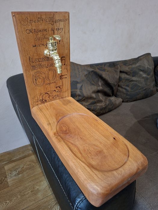 Диспенсър с дъска . Стенен диспенсър. Плато и дъска за мезе.