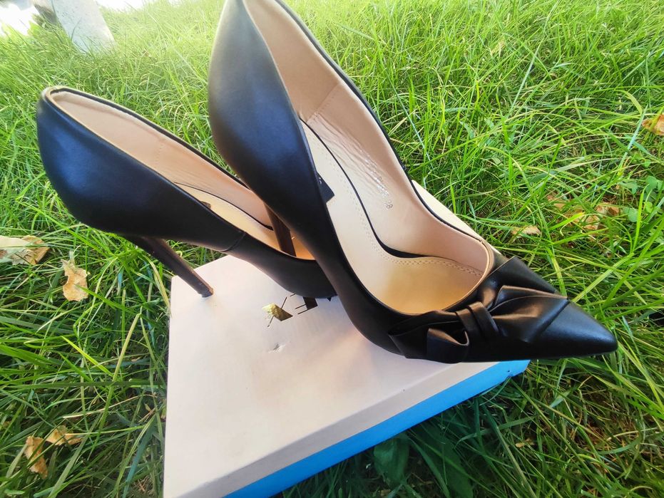 Черни кожени обувки с панделка