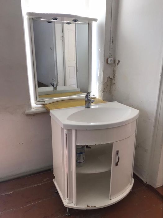 Раковина с тумбой и зеркалом