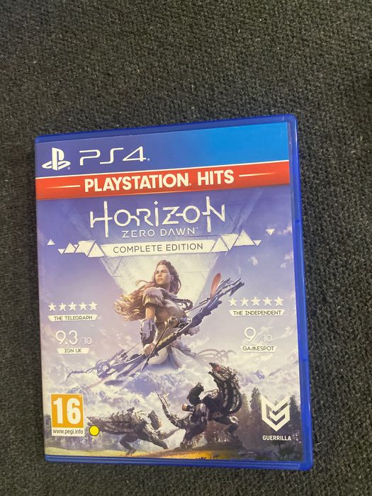 PS 4 pro  с два джойстика и стойка , която може да си ги зареждаш