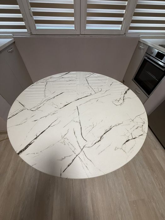 Кръгла маса ,трапезна