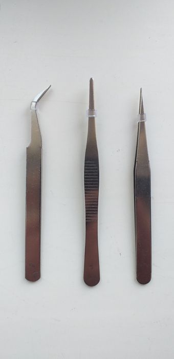 Набор пинцетов .