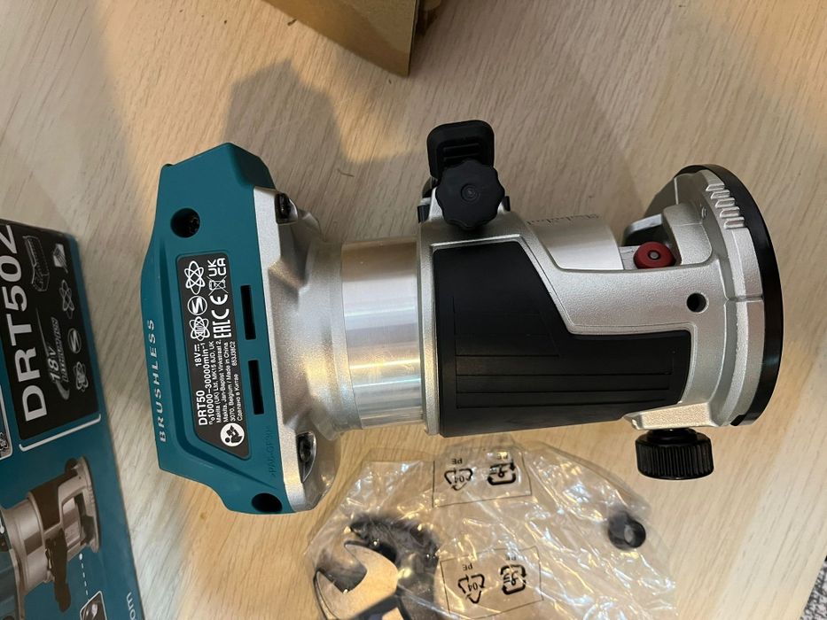 Mașina de frezat Freza Makita DRT50 Brushless NOUA pistol silicon Makita DCG 180 ca nou made in Japan acumulatori Makita 18V originali NOI