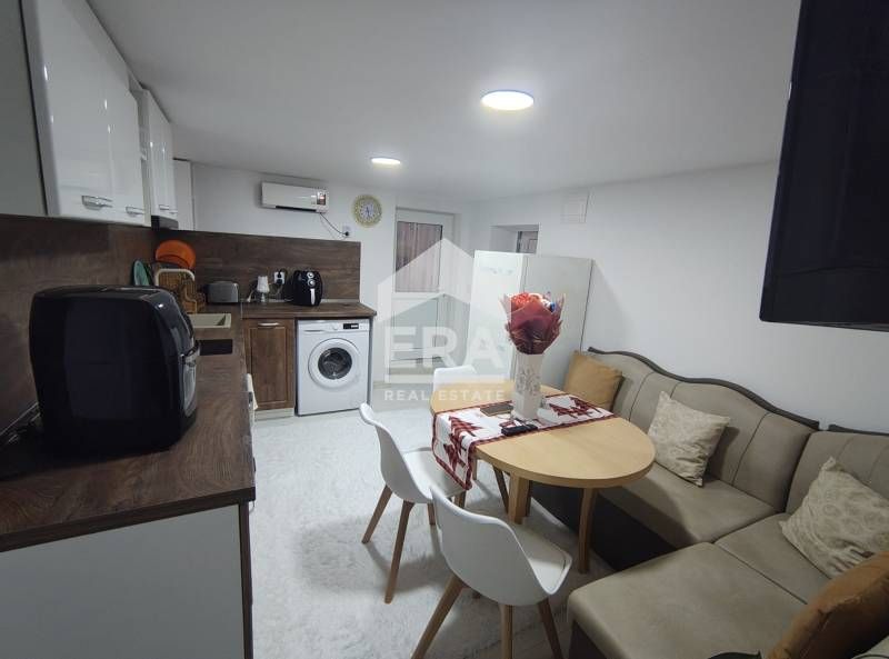 Двуетажна тухлена къща за продажба, с гараж и двор, в кв. Акации на гр