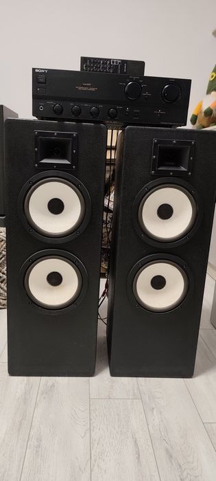 2 Boxe în stare foarte bună, 100 w rms ,8 Ohmi , sunt refăcute de la 0 ,la bază au fost Quadral