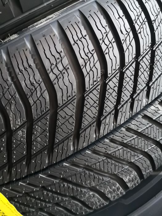 225 45 18 предни и 255 40 18 задни гуми спорт пакет hankook dot 26