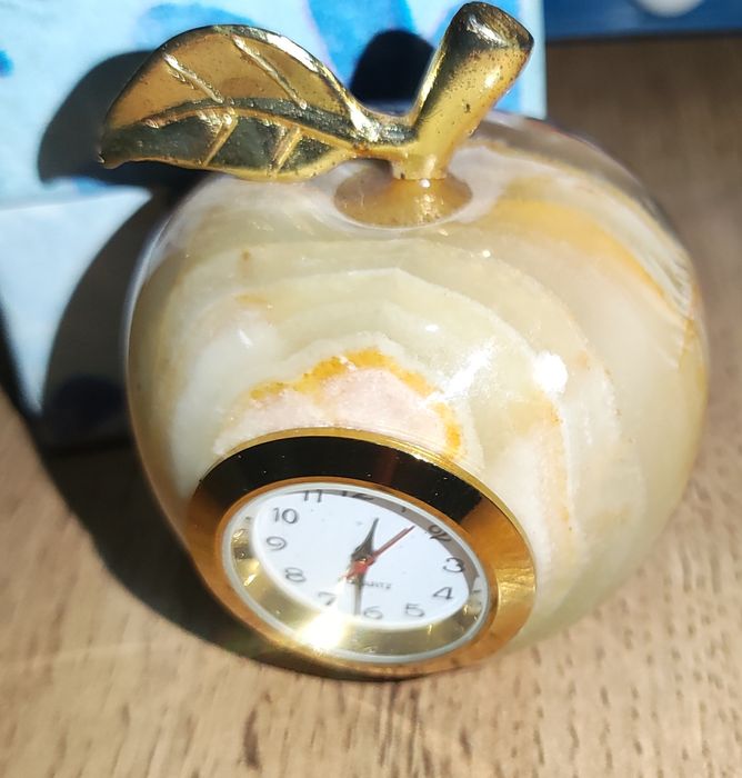 Часы-яблоко из камня оникс. С коробкой.