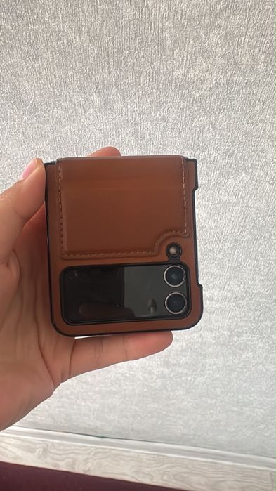 Продам Samsung Z Flip 4. Экран не работает. На ремонт нет денег