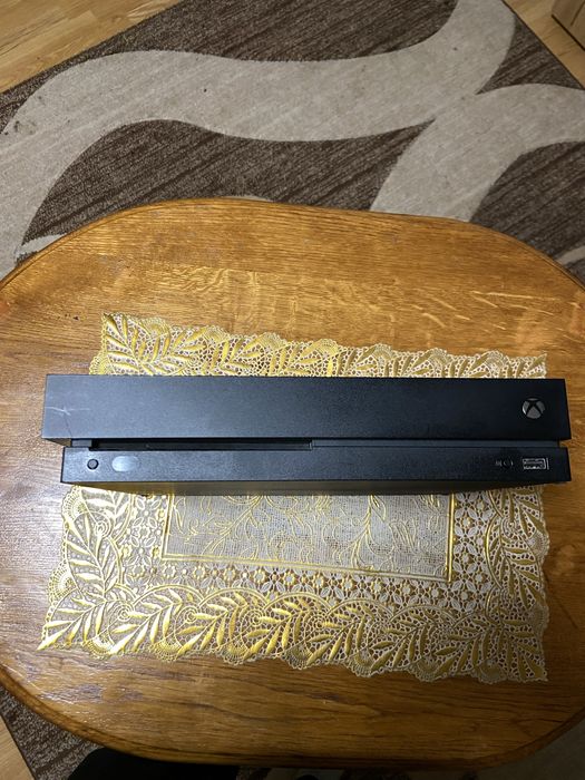 Vând Xbox One X 4k 1TB