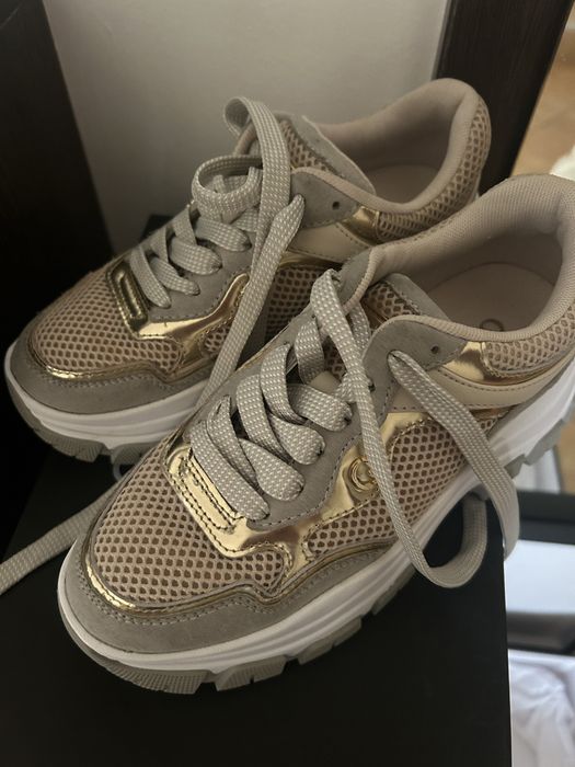 Vand adidasi Guess, in stare perfecta, marimea 35