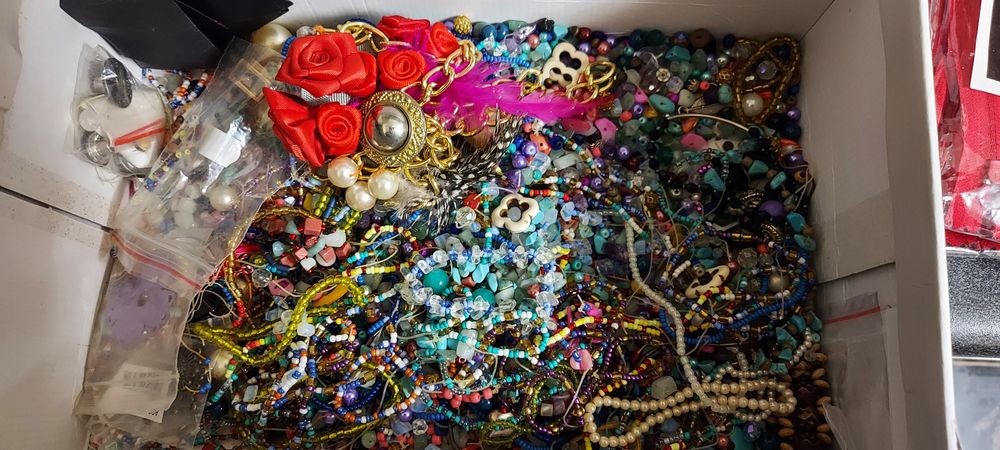 Lot 3 kg accesorii handmade – mărgele, flori textile