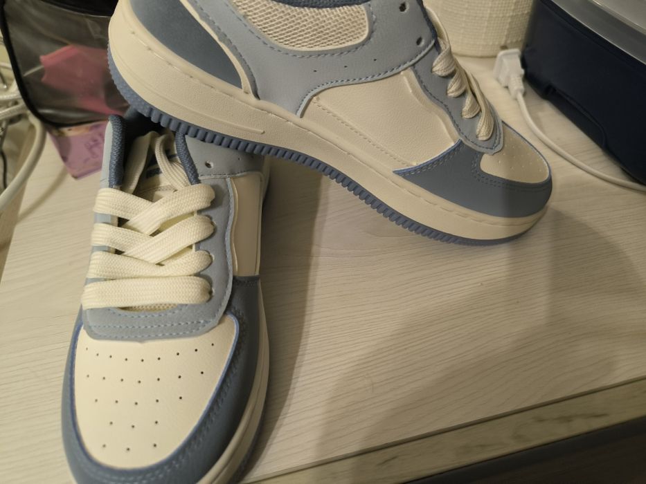 Кроссовки женские