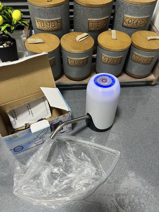 Электрическая помпа с встроенным аккумлятором .Новая с каробками.