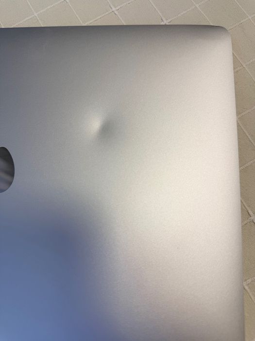 MacBook Pro 13” 2017 + зарядно, работещ, с дефект на дисплея