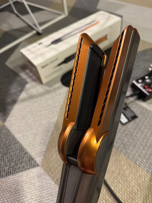 Aparat de indreptat parul Dyson HT01 Airstrait™ (Nichel/Cupru), ca nou