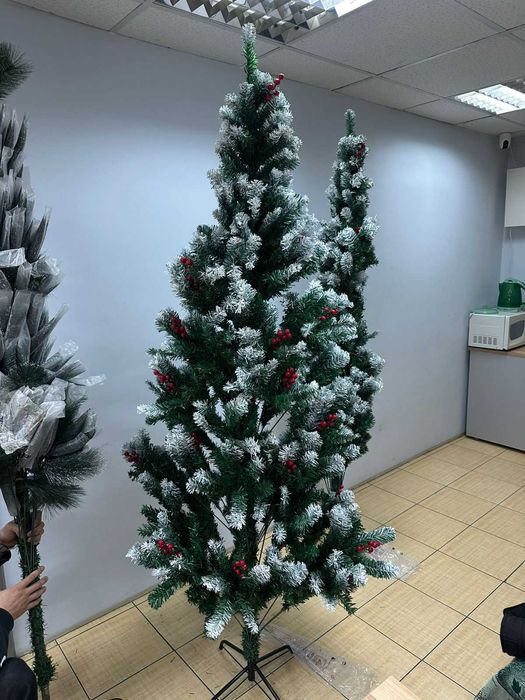 В продаже искусственные елки