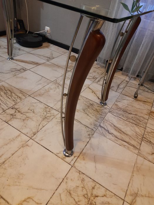 Холска маса със стъклен плот