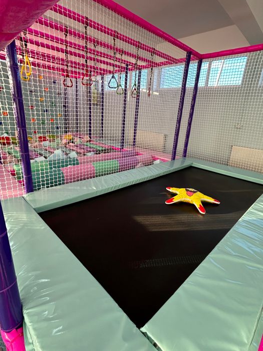 Loc de Joacă modular interior cu obstacole și trambulină-stare f bună