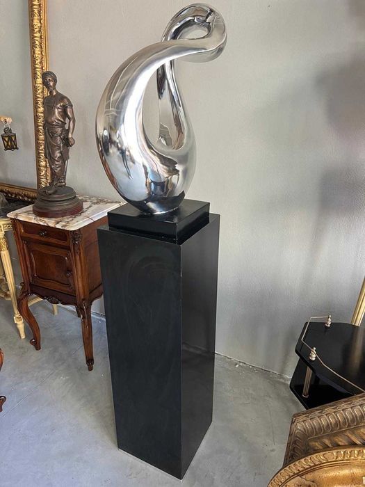 Statueta de dimensiuni mari!