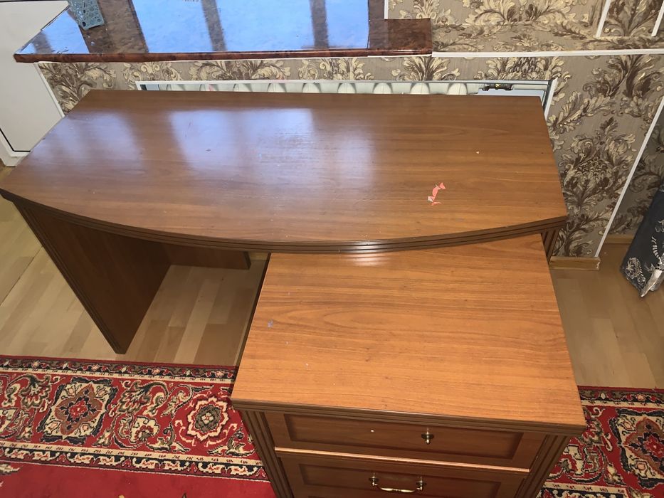 Стол с тумбочкой (отсоединены)