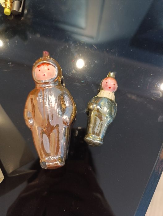 Старинные новогодние игрушки космонавты и клоун с дудочкой на прищепке