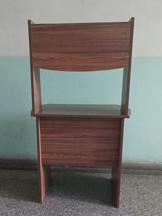 Бюро с надстройка