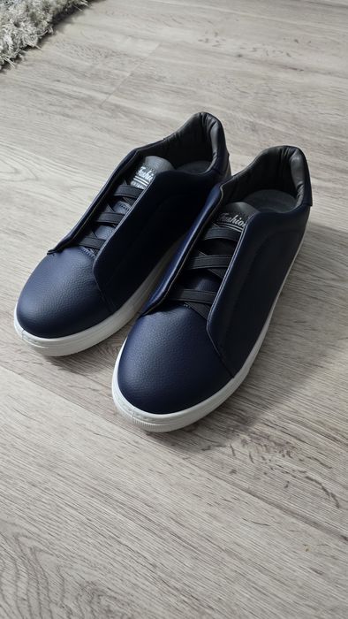 Vând adidași moderni