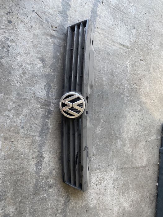 Grila centrala cu emblema Vw jetta 2012