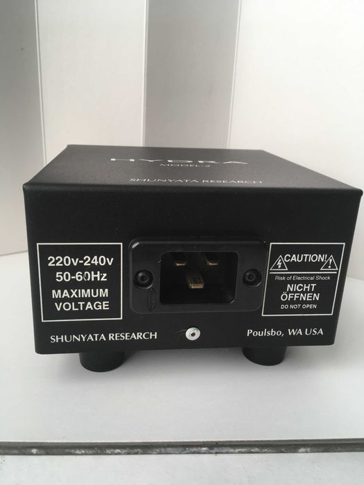 Сетевой фильтр Shunyata Research.