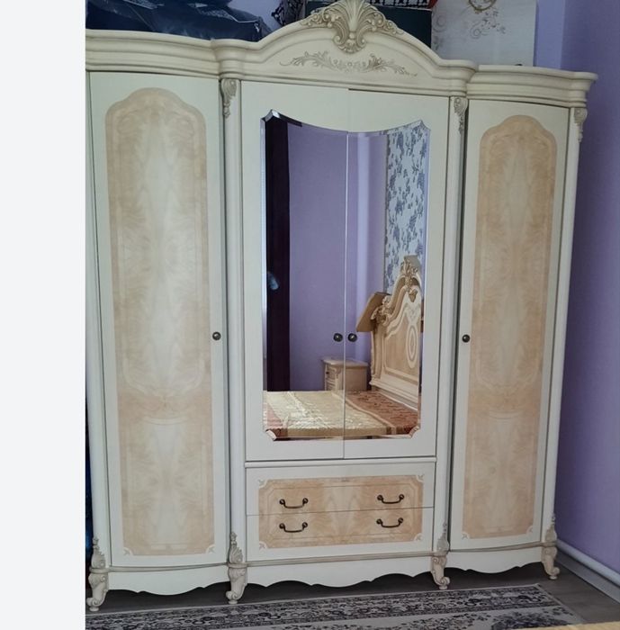 Продается 4-х дверный шифоньер