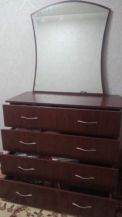 Комод с зеркалом