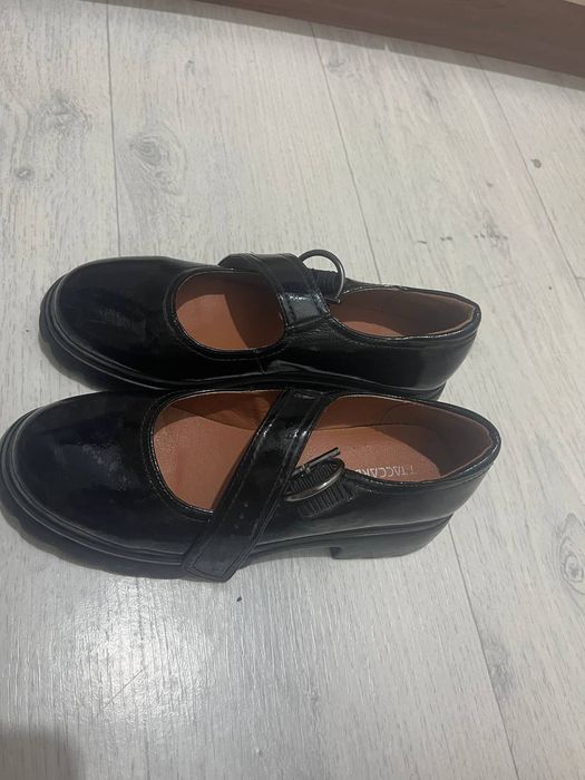 Продам туфли школьные