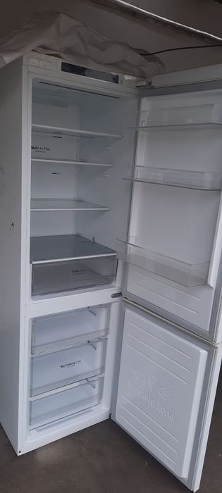 Почти новый холодильник