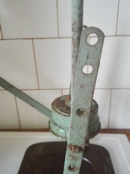 Затварячка за буркани и медни чиния и тенджера .