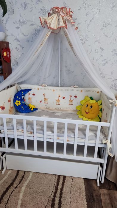 Продам кроватку с бортиками и постельным бельем