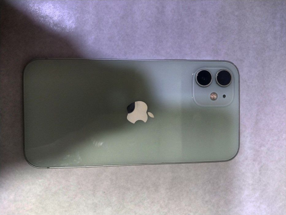 Продам iPhone 12 срочно