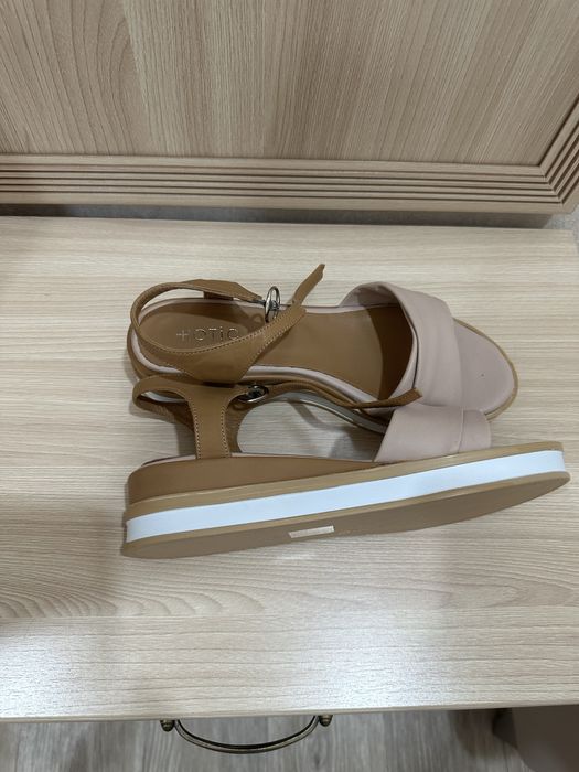 Продаются босоножки