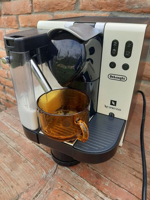 Espressor Nespresso cu capsule.