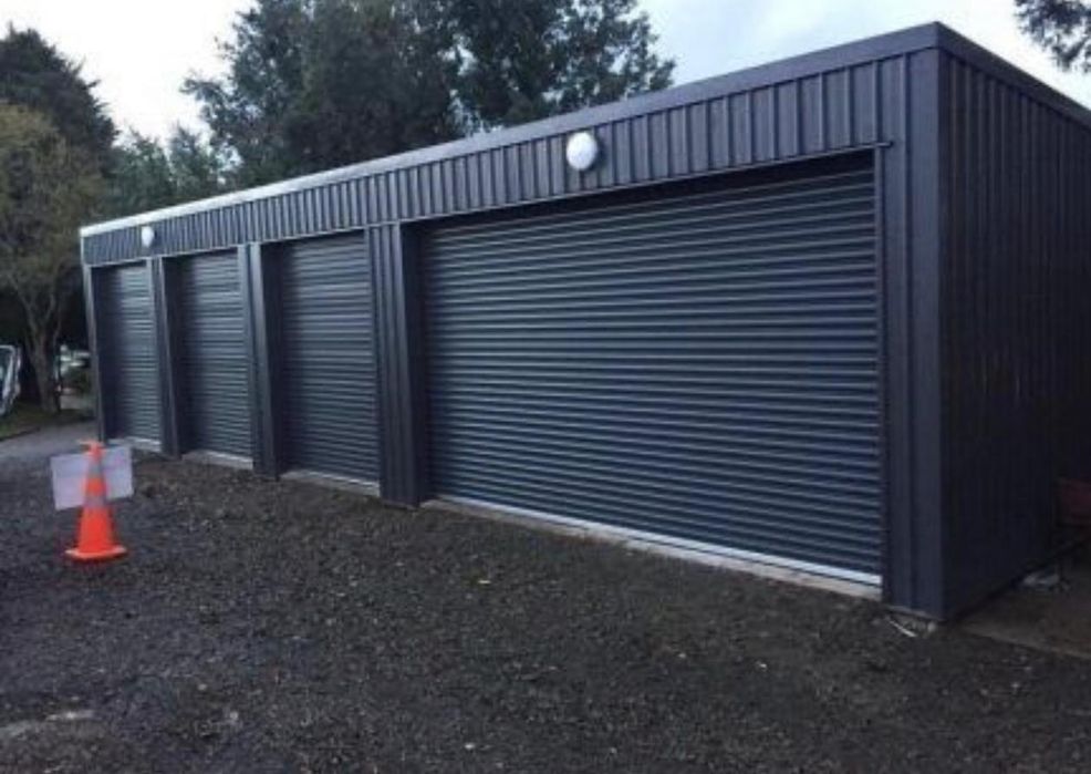 Vand garaje auto pe structura metalica învelită cu panou sendwis