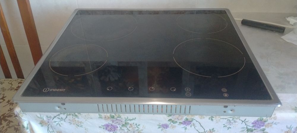 Варочная поверхность Indesit.