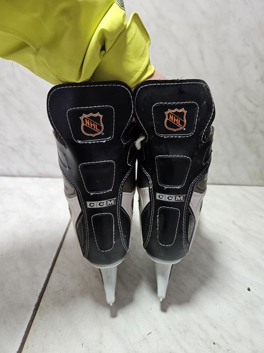 Patine 1 hochei hockey CCM   marimea  35  ( 22,5  cm)