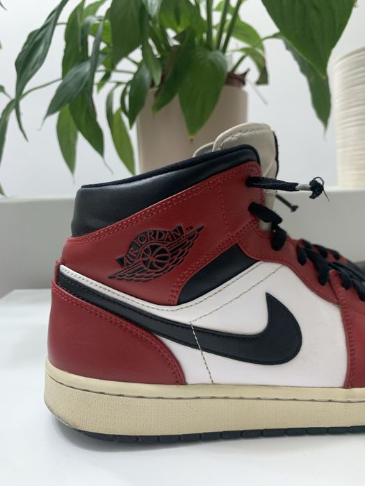 Nike Jordan 1 Mid Chicago Black Toe