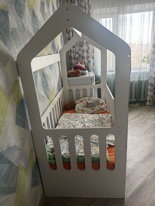 Отдам бесплатно кроватку домик. Состояние 7/10. Самовызов, саморазбор!