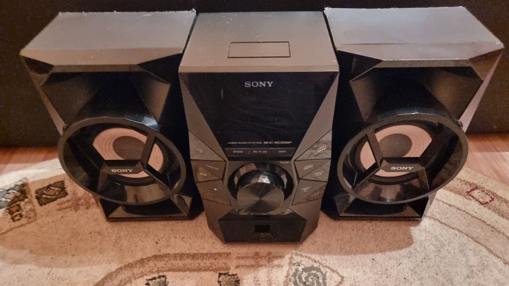 Vând Combină Muzicală Sony, CD Player, Docking, Tuner FM, USB, 2x60W