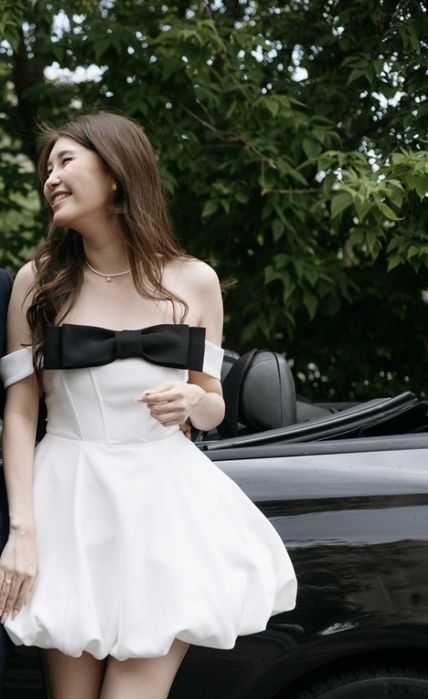 Платье мини с открытыми плечами и бантом на лифе