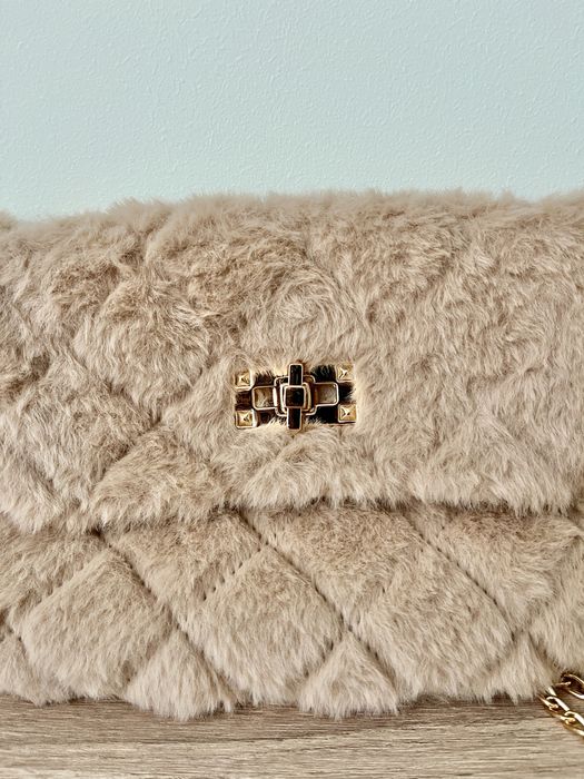 Бежова малка пухкава чанта