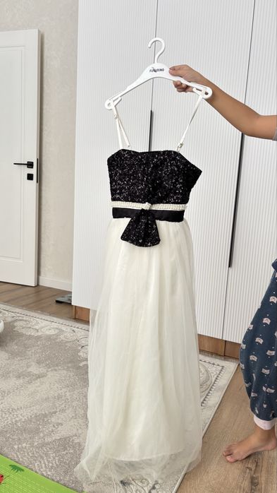 Продам нарядные платья на девочек 7-10 лет