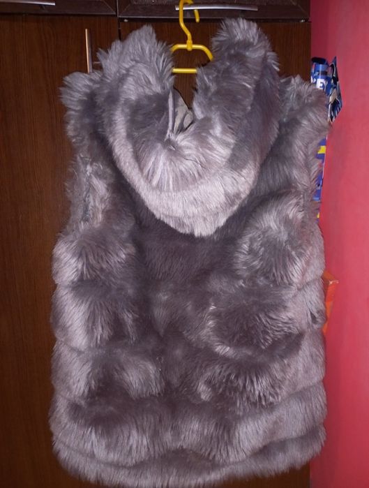 Сив пухкав елек с качулка