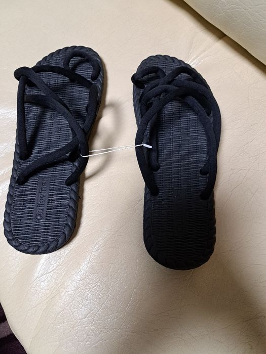 Продавач модерни мъжки чисто нови сандали номер 44